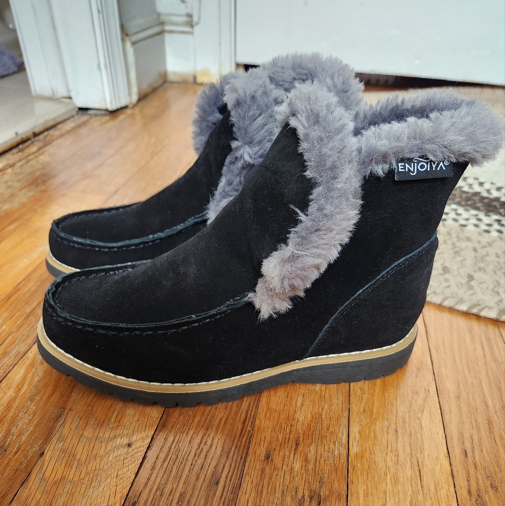 Enjoiya Black suede ankle boot